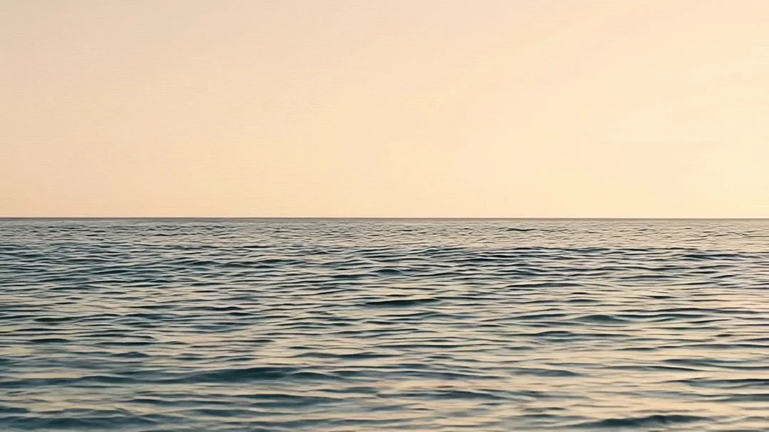 Ein weiter, offener Ozeanhorizont im warmen Morgenlicht – das Leitmotiv Think the ocean.